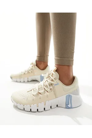 Nike Metcon 5 trainers in beige and blue