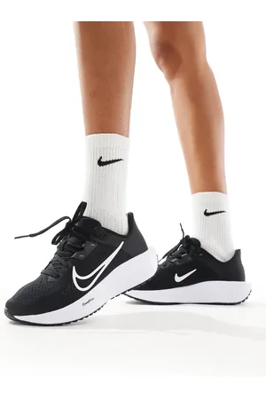 Nike Quest 6 trainers in and white