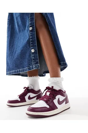 Jordan Air 1 trainers in burgundy and