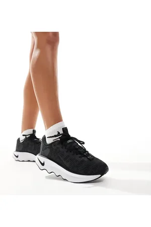 Nike Motiva trainers in and white