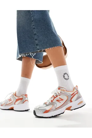 New Balance 530 trainers in and orange