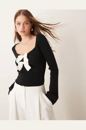 Pretty Lavish Knitted bow detail top in mono