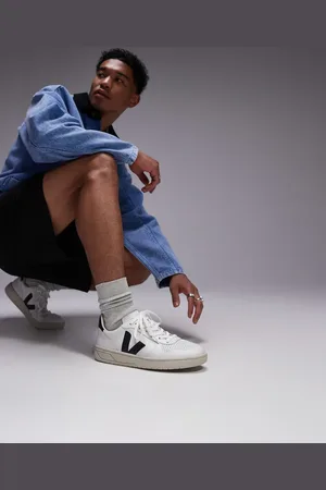 Veja V-10 trainer in extra black leather