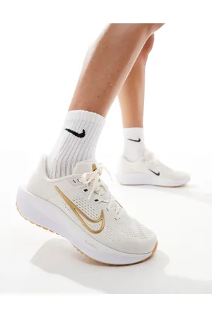 Nike Quest 6 trainers in and gold