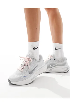 Nike Journey Run trainers in