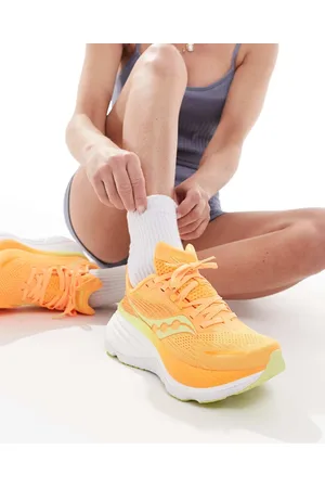 Saucony Hurricane 24 running trainers in