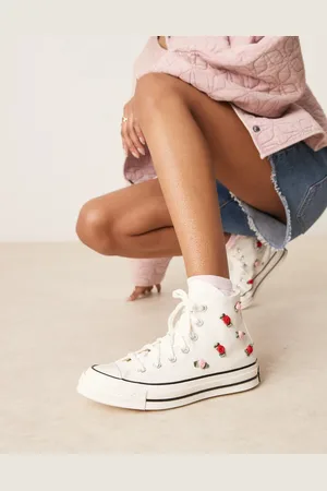 Converse Hearts Chuck 70 Hi trainers in with roses