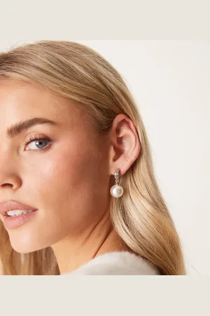 DesignB London Huggie hoop earrings with pearl pendant in