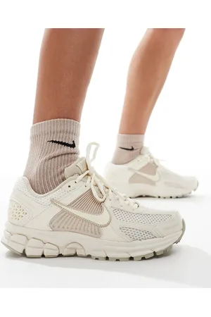 Nike Zoom Vomero 5 trainers in off