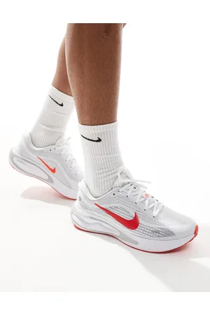 Nike Journey Run trainers in and red