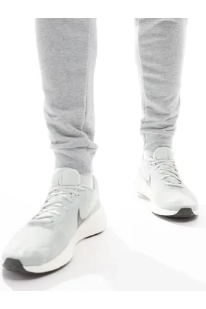 Nike Revolution 7 trainers in light
