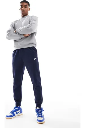 Nike Club jogger in dark