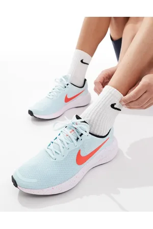 Nike Revolution 7 trainers in and white