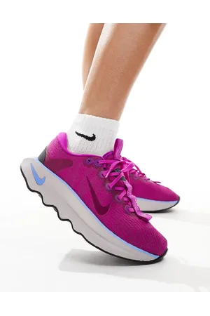 Nike Motiva trainers in
