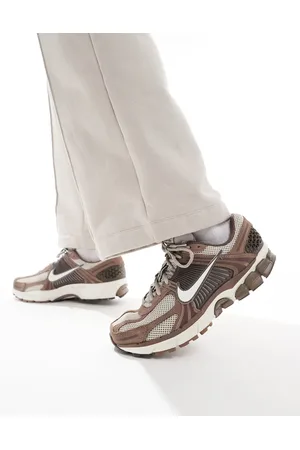 Nike Zoom Vomero 5 trainers trainers in brown and off white