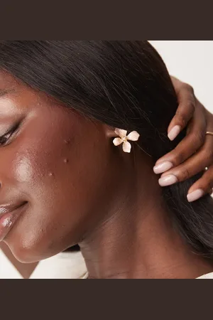 DesignB London Flower stud earring with pearl detail in