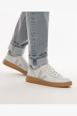 Veja V-10 trainer in extra natural leather
