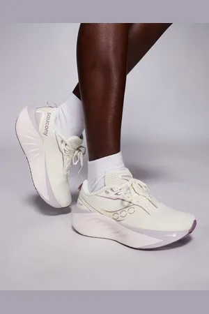 Saucony Triumph 22 neutral cushioning trainers in vanilla