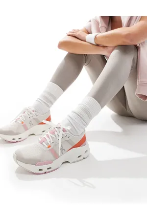 On Running ON Cloudpulse trainers in and orange