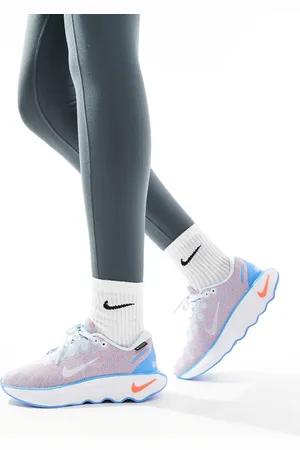 Nike Motiva GORE-TEX trainers in and pink