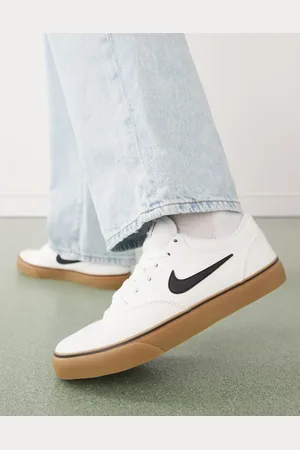 Nike Chron 2 trainers in with brown gum sole