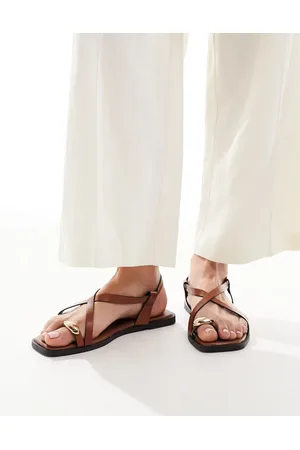 New Look Toe loop sandals with metal detail in tan