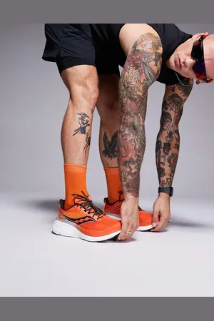 Saucony Hurricane 24 running trainers in pepper and skydiver