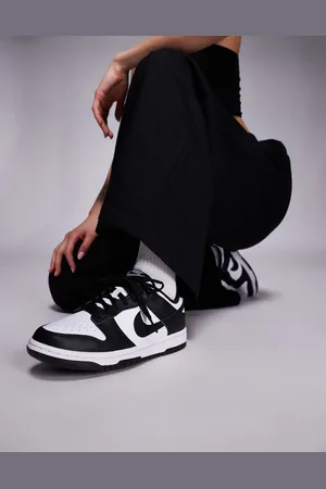Nike Dunk Low unisex trainers in and black