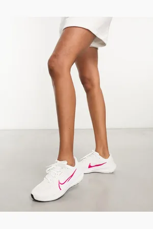 Nike Air Zoom Pegasus 40 trainers in white and