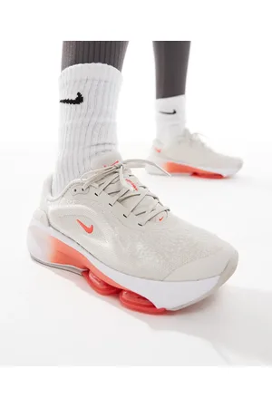 Nike Versair trainers in and pink