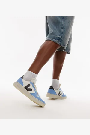 Veja V-10 trainer in pure aqua