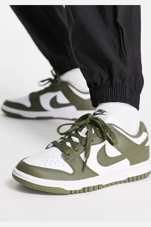 Nike Dunk Low trainers in and olive