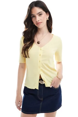 Pieces® Lettuce edge button front short sleeve top in banana