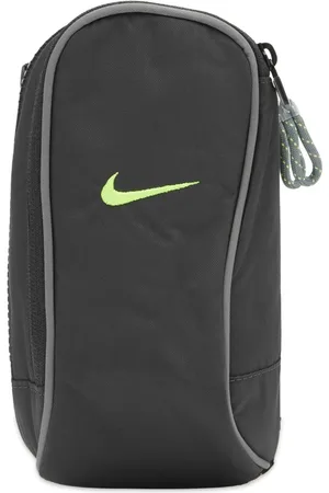 Nike Sportswear Essentials Bag in