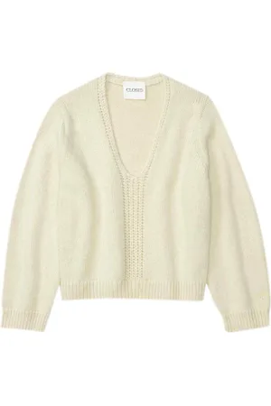 Closed V-neck knitted jumper