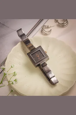 Fastrack Vyb Successor By Quartz Analog Grey Dial Metal Strap Watch For Girls