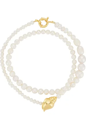 Timeless Pearly Shelly Necklace in White