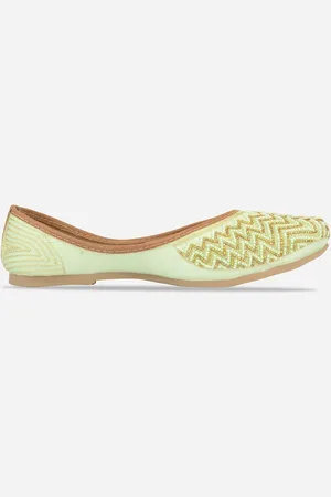 DESI COLOUR Women Embellished Ethnic Mojaris