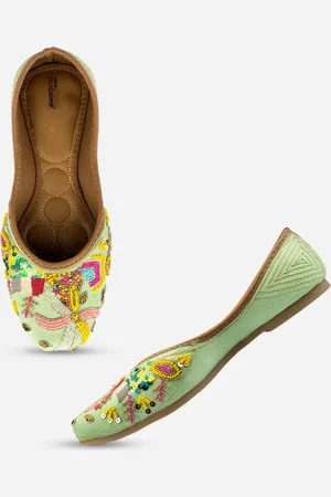DESI COLOUR Women Embellished Ethnic Mojaris