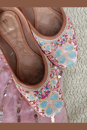 DESI COLOUR Women Embellished Ethnic Mojaris