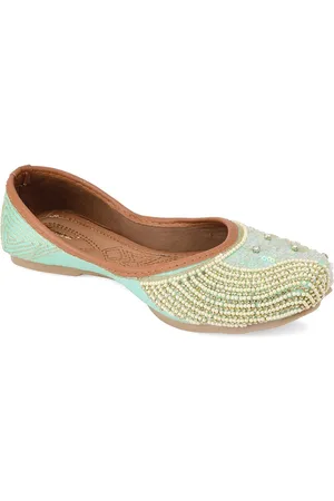 DESI COLOUR Women Ethnic Embellished Mojaris