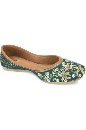 DESI COLOUR Women Embellished Ethnic Mojaris