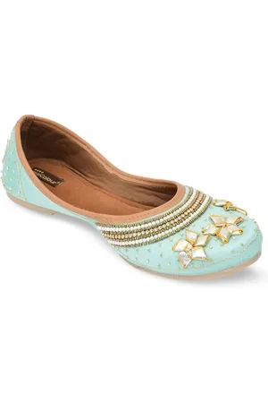 DESI COLOUR Women Embellished Ethnic Mojaris