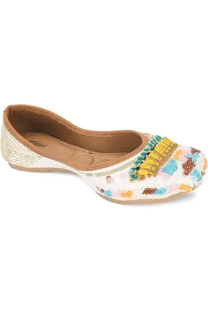 DESI COLOUR Women Ethnic Embellished Mojaris
