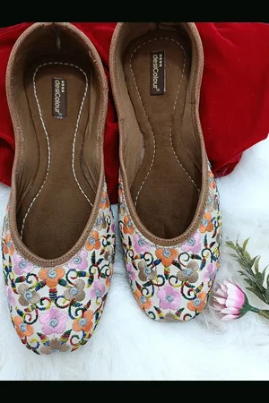 DESI COLOUR Women Ethnic Embroidered Mojaris