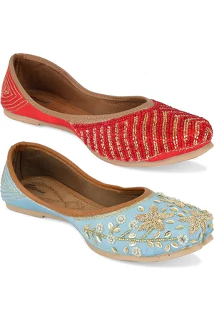 DESI COLOUR Women Pack Of 2 Embellished Ethnic Mojaris