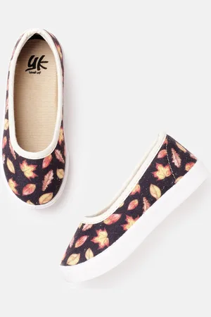 YK Girls Black & Yellow Leaf Print Ballerinas