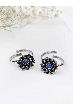 TEEJH Women Blue Silver-Plated Toe Ring
