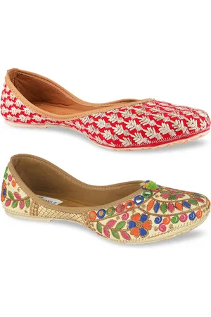 DESI COLOUR Women Pack Of 2 Embroidered Ethnic Mojaris