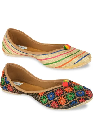 DESI COLOUR Women Pack Of 2 Embroidered Mojaris
